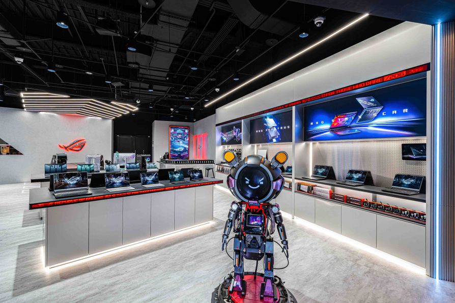 ROG SAGA「第一號官方吉祥物」OMNI AI機器人，開幕首週限定登場！